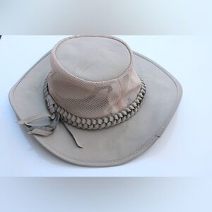 Conner Aussie hat